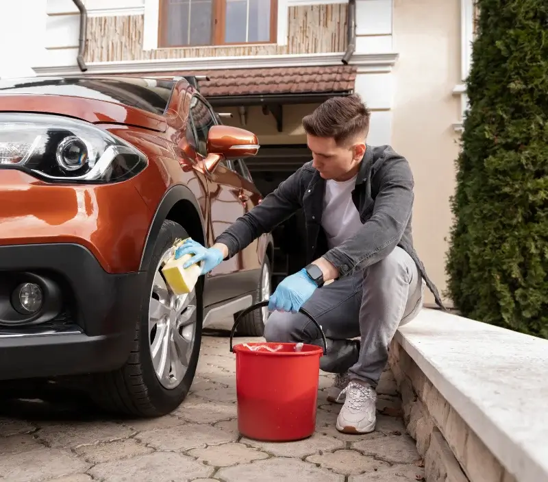 Lavage auto à domicile Sérignac-sur-Garonne : professionnel intervenant sur un véhicule